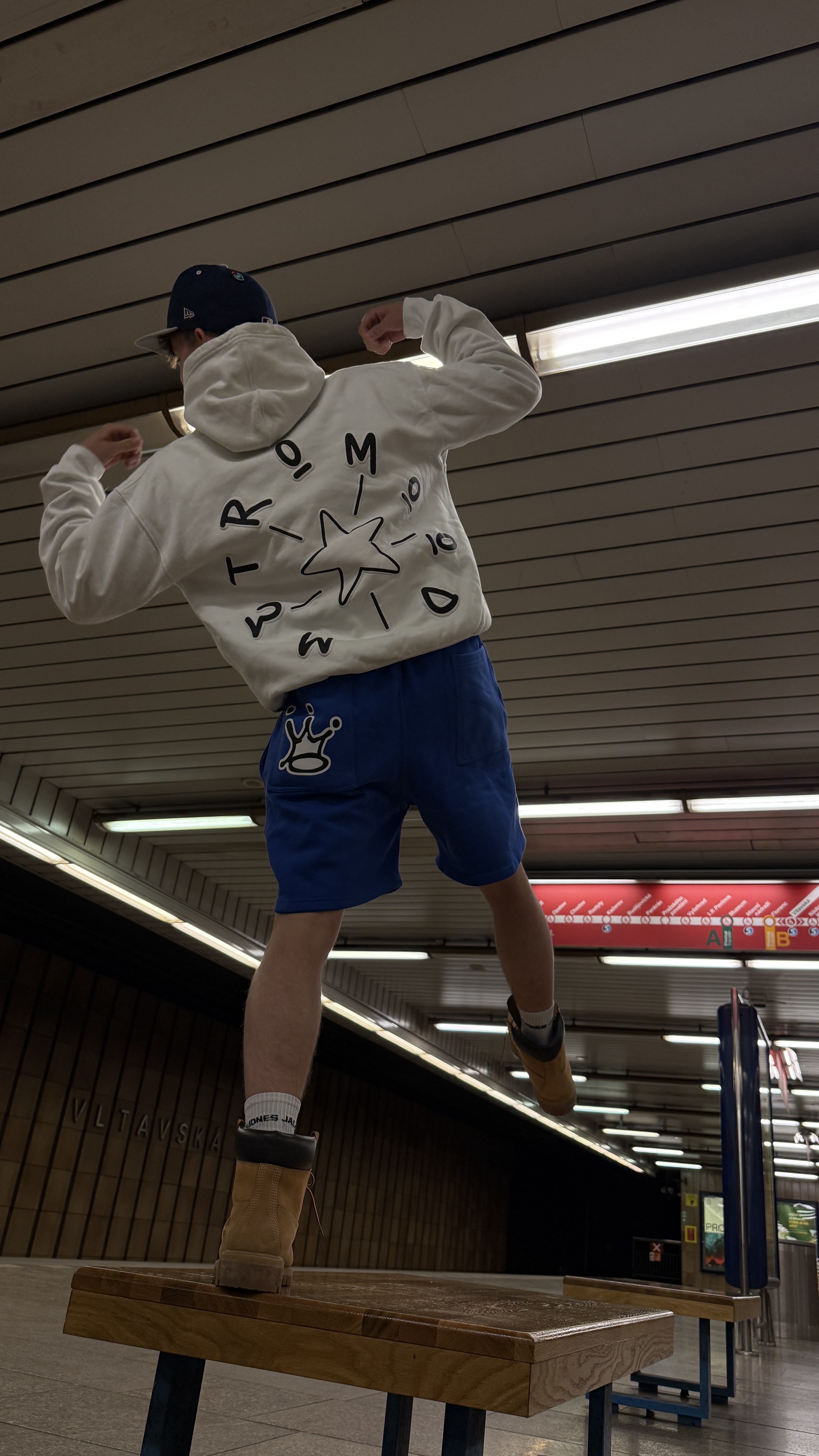 Metro Mood lookbook — metro Vltavská